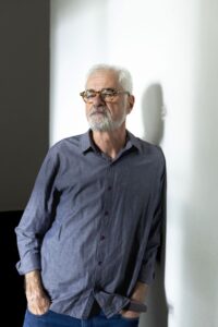 Manifestações de 2013, sexo a três, deboche e citações cultas e pop marcam ‘Noitada’ de Reinaldo Moraes | Eu &