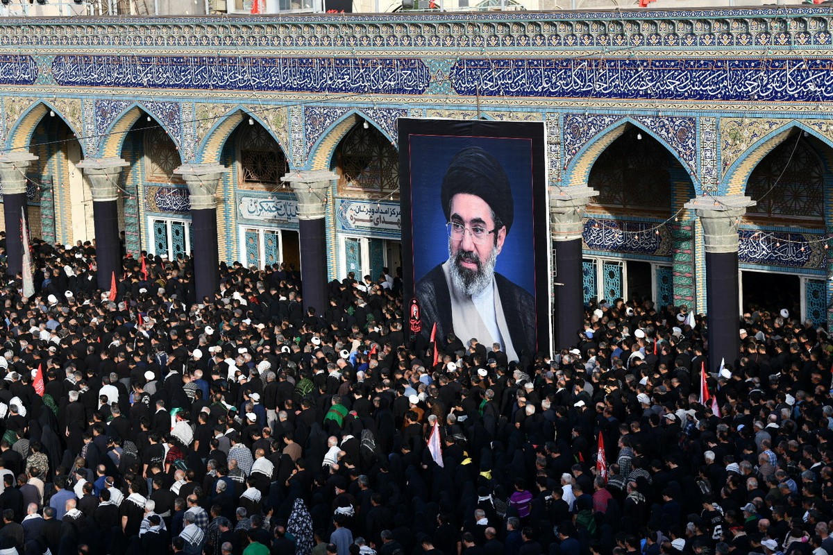 Multidões lamentam morte de Khamenei, mas economia e repressão estatal mantêm Irã dividido | Mundo